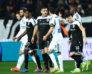 Τα είπαν σε έντονο ύφος Γιακουμάκης και Μπακασέτας στο ημίχρονο (photos)