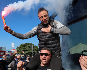 «Κάηκε» το αεροδρόμιο στο Ηράκλειο για τον ΟΦΗ - Οπαδοί σήκωσαν στον αέρα τον Κόντη (video)