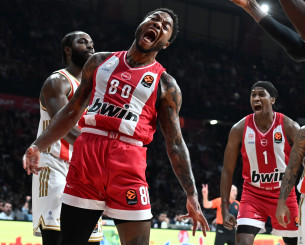 Παραλίγο να «κατεδαφίσει» την μπασκέτα: Το τρομερό putback κάρφωμα του Τζόουνς (video)