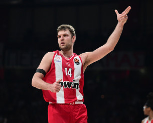 Η τρίποντη βόμβα του Βεζένκοφ που κλείδωσε τη νίκη του Ολυμπιακού κόντρα στον Ερυθρό Αστέρα (video)