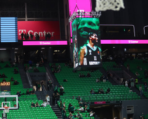 Ο Χέιζ-Ντέιβις εμφανίστηκε στα matrix και η φανέλα του στις κερκίδες του T-Center (photo)