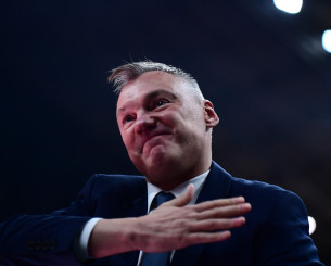 Βαθιά υπόκλιση του κόσμου κατά την είσοδο του συγκινημένου Γιασικεβίτσιους στο T-Center (video)