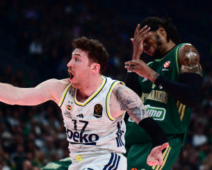 Μάτωσε στο πρόσωπο ο Χολμς: Πήγε στον πάγκο για πρώτες βοήθειες