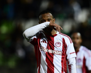 Ο... άχρωμος Ολυμπιακός «κόλλησε» απέναντι στον Λεβαδειακό των 10 παικτών και έχασε έδαφος στη μάχη του τίτλου