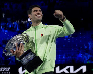 Ο Αλκαράθ έβαλε τα καλά του και φωτογραφήθηκε με το τρόπαιο: «Δεν μπορώ να πιστέψω ότι τα κατάφερα»