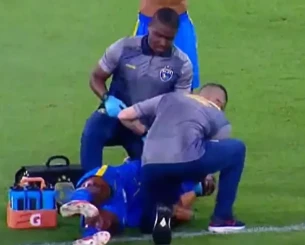 Τρόμος σε αγώνα στην Βραζιλία - Ποδοσφαιριστής έπεσε κάτω και έκανε σπασμούς (video)