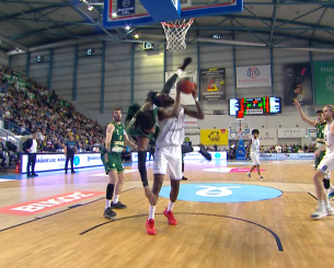 Τρομακτική πτώση: Ο Χολμς έπεσε άτσαλα στο παρκέ έπειτα από σύγκρουση με τον Άπσον (video)