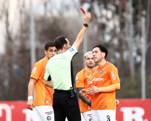 Αποβλήθηκε ο Αθανασίου, αλλά μέσω VAR ο Παπαπέτρου πήρε πίσω την κόκκινη (video)