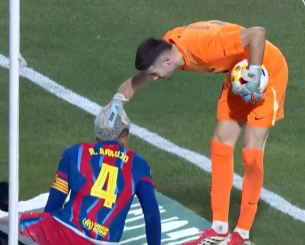 Απίθανη γκάφα από τον Γκαρθία: Βγήκε κόρνερ με την μπάλα στα χέρια του (video)