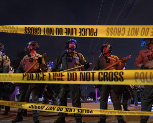 Μέτοχος των Λέικερς συνδέεται με πώληση ακινήτου στην ICE που προορίζεται για στρατόπεδο συγκέντρωσης