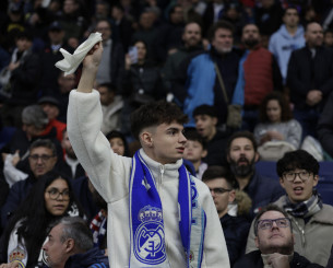 Γιατί οι εξαγριωμένοι οπαδοί της Ρεάλ Μαδρίτης κουνάνε λευκά μαντήλια στο «Μπερναμπέου»;