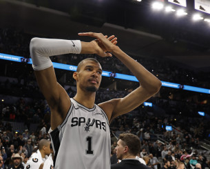 Οι Πέισερς πήραν τη ματσάρα της Νέας Υόρκης, με εξωγήινο Γουεμπανιαμά οι Σπερς