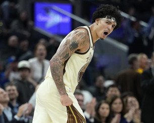 Επεισοδιακή νίκη για τους Πίστονς, με clutch Σάντος οι Γουόριορς