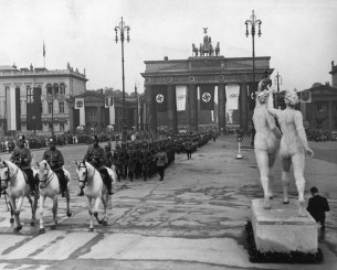 Τα μπλουζάκια με τους ναζιστικούς Ολυμπιακούς Αγώνες εξαντλήθηκαν - Οι αντιδράσεις και η στάση της ΔΟΕ