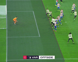 Το επτάλεπτο θρίλερ του VAR - Πώς «κόλλησε» το ημιαυτόματο οφσάιντ στο ακυρωθέν γκολ του Κουμπαρσί