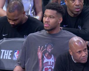 Ο Αντετοκούνμπο φόρεσε μπλουζάκι με τη μορφή του Τζόρνταν στο ματς των Μπακς