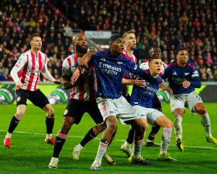 Η σκληροτράχηλη Μπρέντφορντ «έκοψε» βαθμούς από την Άρσεναλ και έβαλε... φωτιά στη «μάχη» του τίτλου