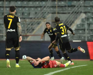 Με αυτογκόλ του Κάργα ο Άρης πήρε κεφάλι στο σκορ κόντρα στον Βόλο (video)