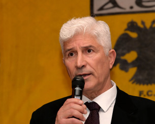 Μανωλάς σε Ηλιόπουλο για διαιτησία: «Πρόσεχε πρόεδρε μην πάρεις περισσότερες κάρτες από μένα!»