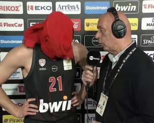 Ο Ουόκαπ πέταξε πετσέτα στο πρόσωπο του Νετζήπογλου και προκάλεσε γέλια (video)