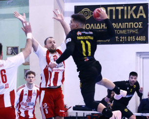 Απίθανη «πιρουέτα» του Παναγιώτου για το 8-10 στον τελικό Κυπέλλου της ΑΕΚ με τον Ολυμπιακό (video)