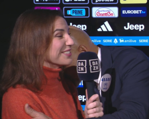 Ο Σπαλέτι φίλησε ώμο δημοσιογράφου για να της εξηγήσει το VAR - «Αυτό είναι επαφή»