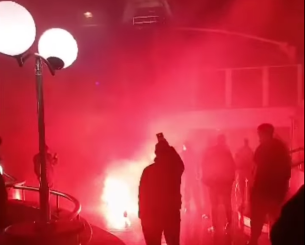 «Ασπρόμαυρη» απόβαση στη Λιβαδειά: Με αεροπλάνα και πλοία ξεκίνησαν το ταξίδι τους οι οπαδοί του ΟΦΗ (video)