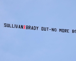 Ιπτάμενο πανό: Οι οπαδοί της Γουέστ Χαμ μίσθωσαν αεροπλάνο για να «επιτεθούν» στη διοίκηση (video)