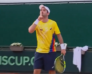 Τρελό σκηνικό στο Davis Cup: Τενίστας πανηγύρισε προκλητικά και έφυγε από το γήπεδο με συνοδεία αστυνομίας (video)