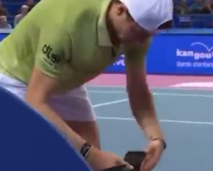 Τενίστας σταμάτησε στη μέση του τάι μπρέικ για να... τσεκάρει το κινητό του (video)