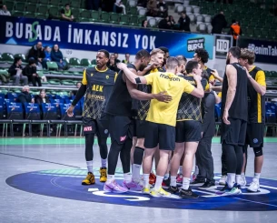 Η ΑΕΚ πανηγύρισε με τον κόσμο της το «διπλό» στην Προύσα (video)