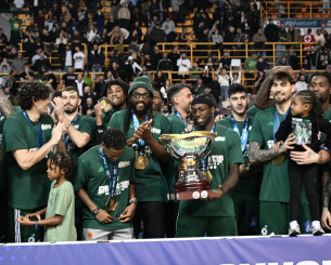 Η απονομή του Κυπέλλου από τα «μάτια» του Φαρίντ και η ατάκα του στον Χέιζ-Ντέιβις (video)