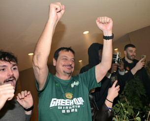 Αποθέωση από τον κόσμο του Παναθηναϊκού στο ξενοδοχείο - Απάντησε με υψωμένες γροθιές ο Αταμάν (video)