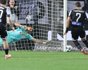 Ο Στρακόσια έπιασε πέναλτι του Γιακουμάκη και κράτησε το μηδέν (video)