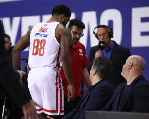 «Συναγερμός» με Τζόουνς στον Ολυμπιακό -  Αποχώρησε κρατώντας το πόδι του (video)