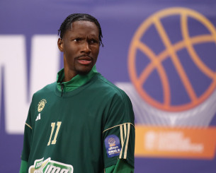 Ο Χέιζ - Ντέιβις είδε όρθιος σχεδόν όλο το πρώτο δεκάλεπτο του Παναθηναϊκός - ΠΑΟΚ (video)