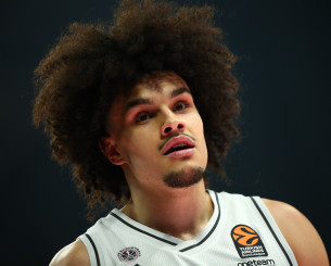 Ο Ναντίρ Χιφί απολαμβάνει ένα ταψί σπανακόπιτα μετά τη νίκη της Παρι κόντρα στον Παναθηναϊκό