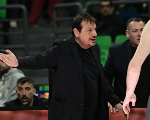 Ο Αταμάν... επέστρεψε στο δεύτερο ημίχρονο - Σηκώθηκε να κοουτσάρει παρά την αδιαθεσία του (video)