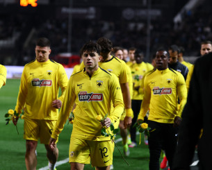 Οι παίκτες της ΑΕΚ άφησαν κίτρινα τριαντάφυλλα στη Θύρα 4 στη μνήμη των φίλων του ΠΑΟΚ που σκοτώθηκαν στη Ρουμανία