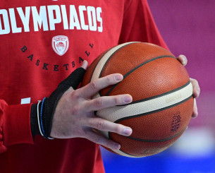 Με νάρθηκα στο χέρι ο Μιλουτίνοφ στην προπόνηση του Ολυμπιακού, μέσα και ο Ντόρσεϊ - Το video του Athletiko