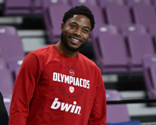 Σε μεγάλα κέφια ο Τζόουνς στην προπόνηση του Ολυμπιακού (photo)