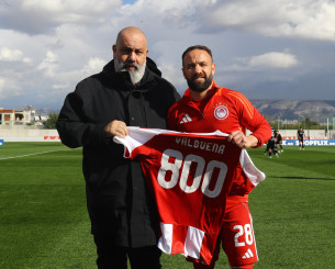 Ο Βαλμπουενά έφτασε τα 800 ματς καριέρας και βραβεύτηκε από τον Ολυμπιακό (video)