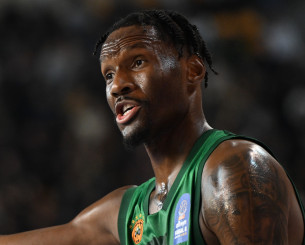 Δυναμικό ξεκίνημα για τον Χέιζ-Ντέιβις στο πρώτο του ντέρμπι «αιωνίων» με 6 διαδοχικούς πόντους (video)