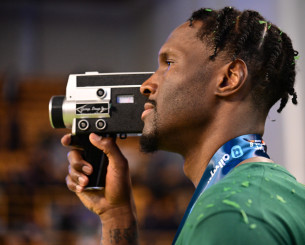 Η vintage κάμερα που κινηματογράφησε ο Χέιζ-Ντέιβις τους πανηγυρισμούς στην Κρήτη (video)