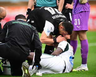 Φοβερή σκηνή στο Παγκρήτιο: Ο Λαμπρόπουλος φίλησε τον τραυματία Τεττέη