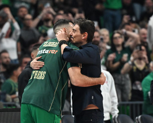 Η αγκαλία του Δημήτρη Γιαννακόπουλου με τον Κώστα Σλούκα