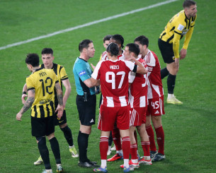 Διετής αποκλεισμός από τα γήπεδα και πρόστιμο για τη ρίψη ομπρέλας στο ΑΕΚ - Ολυμπιακός!