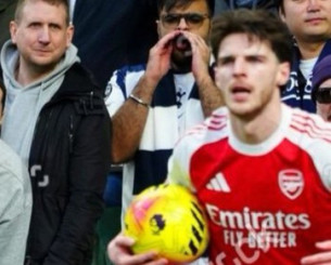 Εικόνες ντροπής στην Premier League: Οπαδοί «χλεύασαν» τον Ντέκλαν Ράις με φωτογραφία της συζύγου του