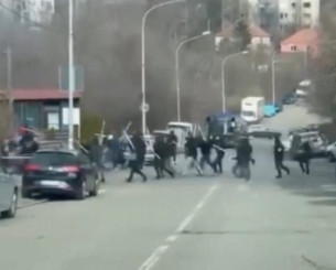 Πεδίο μάχης η Σερβία: Σφοδρές συγκρούσεις ανάμεσα σε οπαδούς της Παρτιζάν και του Ερυθρού Αστέρα (video)