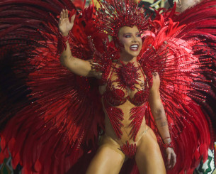 «Καυτή» και σύντροφος διάσημου ποδοσφαιριστή - Αυτή ήταν η «βασίλισσα» του φετινού καρναβαλιού (video)